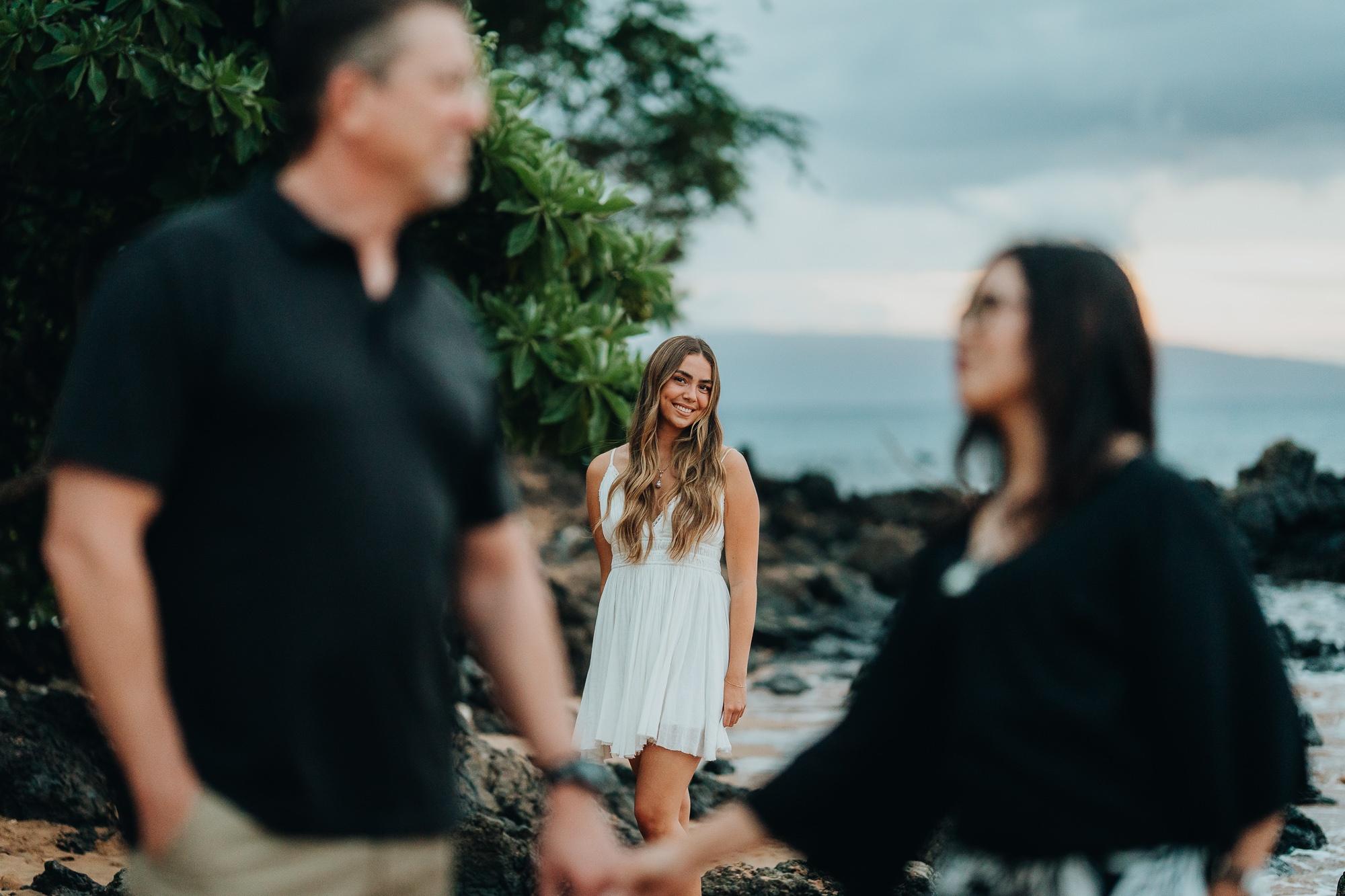 A Thoughtful Gift and a Maui Sunset – The Carson Family at Ulua Beach