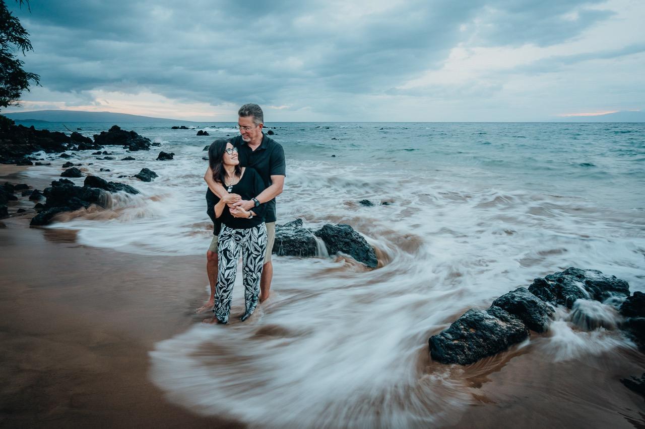 A Thoughtful Gift and a Maui Sunset – The Carson Family at Ulua Beach