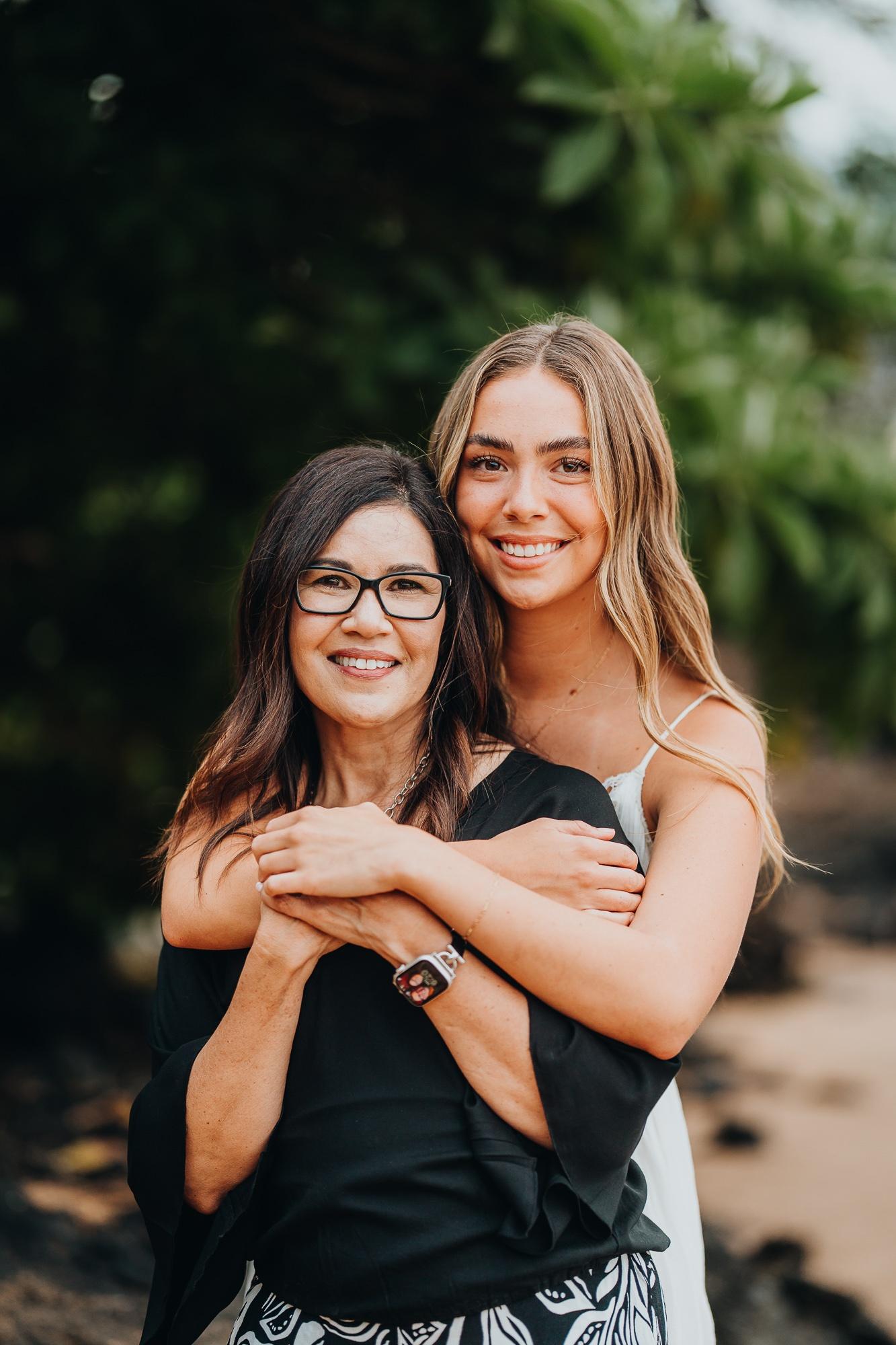 A Thoughtful Gift and a Maui Sunset – The Carson Family at Ulua Beach